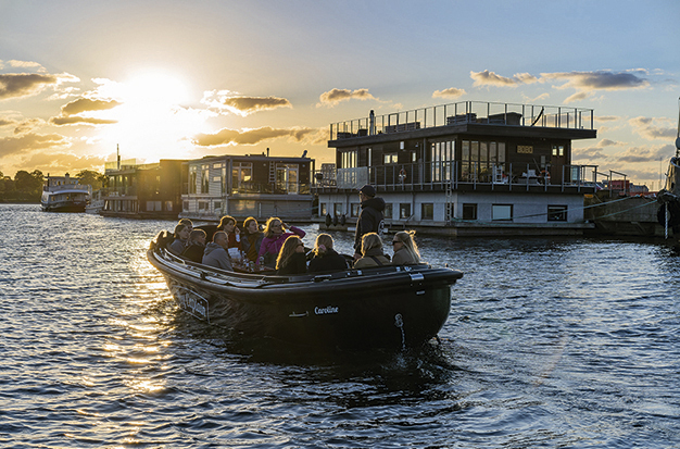 Utforska kanalerna  i miljövänlig elbåt